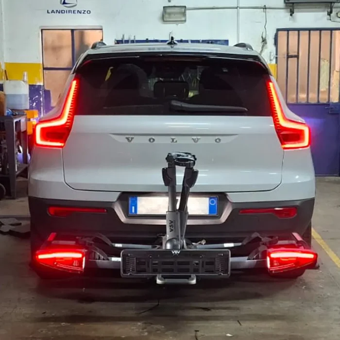 Installazione gancio traino estraibile verticale a scomparsa Westfalia su Volvo XC40. Design invisibile, qualità e montaggio certificato.