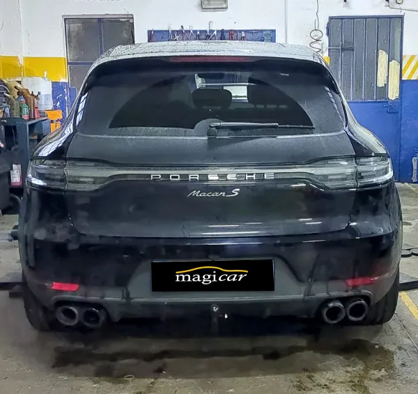 Installazione di un gancio traino estraibile verticale Westfalia su Porsche Macan. Qualità, compatibilità e design invisibile per la tua auto.