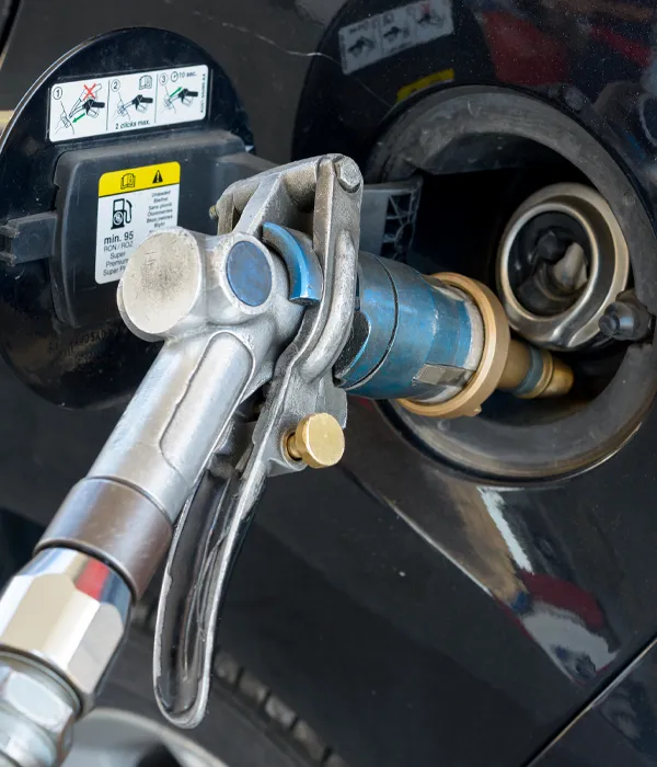 Metano o GPL? Scopri la guida. Analizziamo pro e contro, costi e prestazioni per aiutarti a decidere quale impianto conviene per la tua auto.