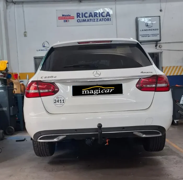 Scopri la nostra installazione di un gancio traino a scomparsa totale Aragon su una Mercedes. La soluzione perfetta per chi cerca funzionalità senza compromettere l'estetica. Contatta la nostra officina specializzata per un preventivo.